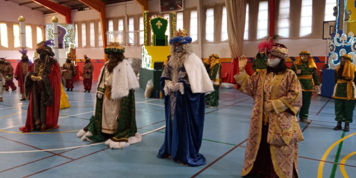 CIENTOS DE PERSONAS VISITAN LA CABALGATA DE REYES ESTÁTICA SITUADA EN LAS INSTALACIONES DEPORTIVAS DE EL FUERTE