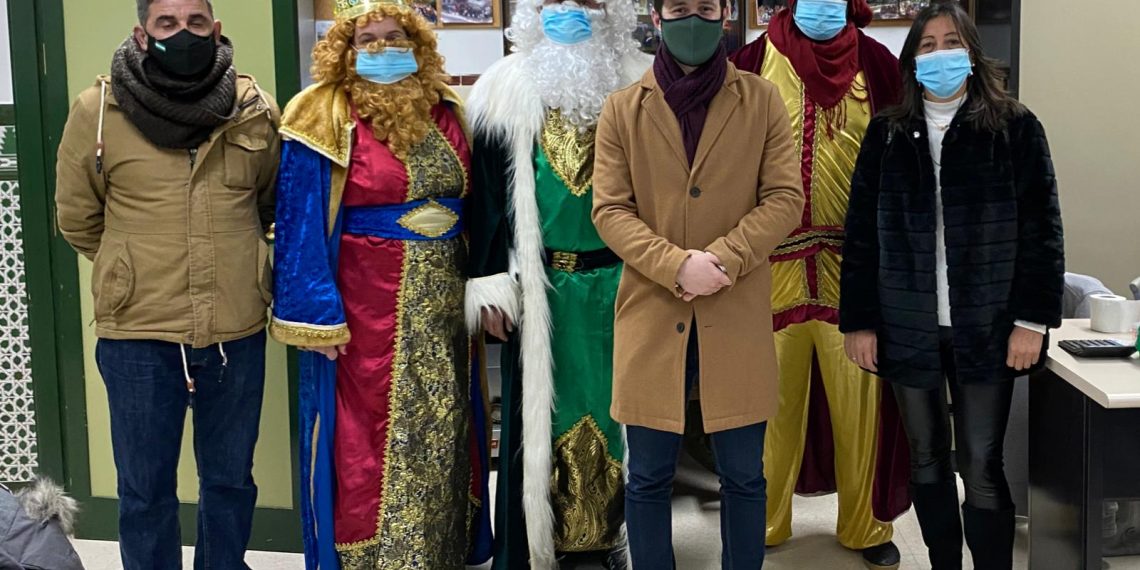 EL DELEGADO DE PARTICIPACIÓN CIUDADANA ACOMPAÑA A LOS REYES MAGOS DE LA DEHESA EN UN REPARTO DE JUGUETES