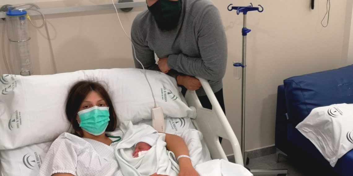 ALEJANDRA, PRIMERA HIJA DE ARIADNA Y FRANCISCO, RESIDENTES EN UBRIQUE, PRIMER BEBE DEL AÑO 2021 EN LA SERRANÍA