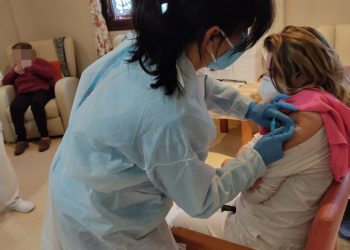 VACUNAN A USUARIOS Y TRABAJADORES DE LA RESIDENCIA DE FARAJÁN