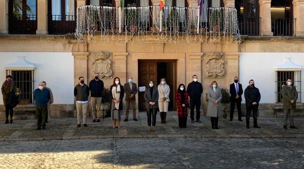 EL AYUNTAMIENTO DE RONDA MUESTRA SU RECHAZO A LA VIOLENCIA DE GÉNERO CON UN MINUTO DE SILENCIO A LAS PUERTAS DEL CONSISTORIO