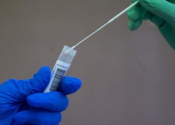 Más de cien profesionales sanitarios está de baja en el Área a causa del coronavirus, según el SMM