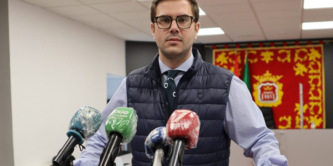 El Ayuntamiento mantendrá el 100% de la plantilla si los sindicatos acceden a reducir el 50% de sus mejoras sociales que no afectan a los salarios