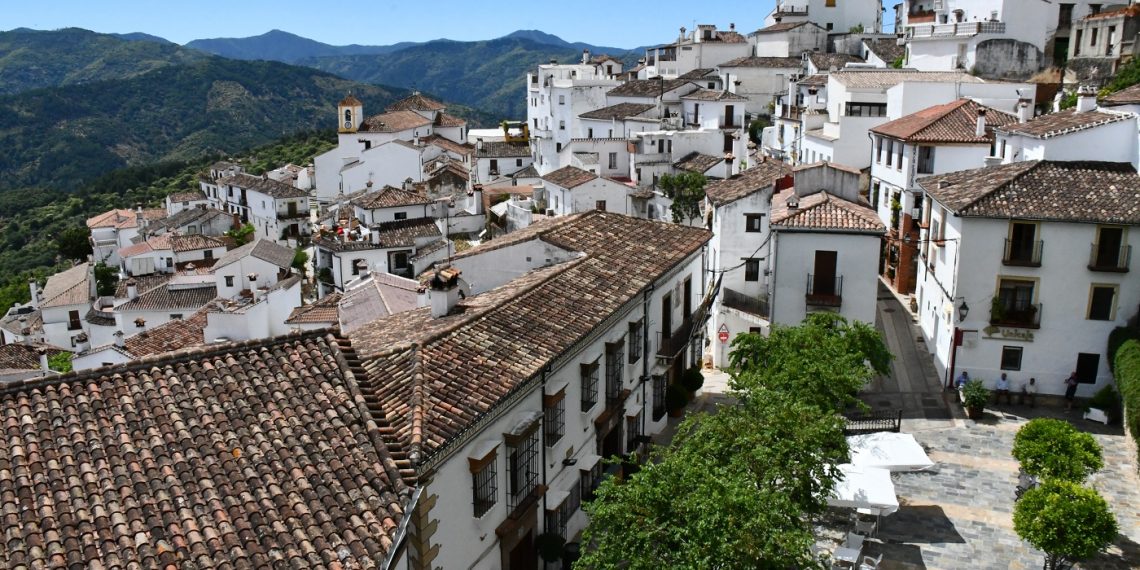 Benalauría presenta el informe de seguimiento de su carta de servicios