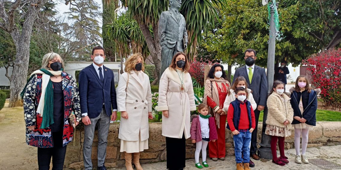 El Ayuntamiento reconoce el esfuerzo de los andaluces durante la pandemia en el acto del 28F