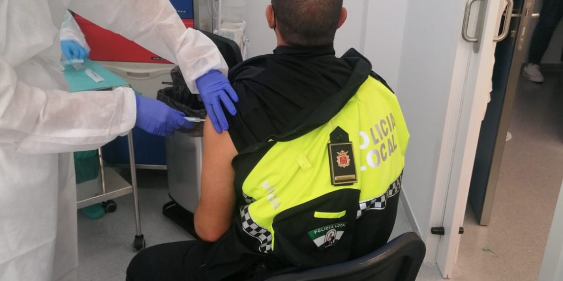 Los agentes de la Policía Local de Ronda comienzan a recibir sus vacunas contra la COVID