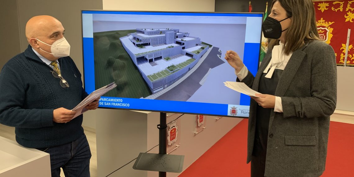 La alcaldesa presenta el proyecto inicial del nuevo aparcamiento del barrio que contará con casi medio millar de plazas a la entrada de la ciudad