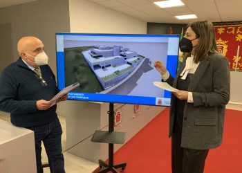 La alcaldesa presenta el proyecto inicial del nuevo aparcamiento del barrio que contará con casi medio millar de plazas a la entrada de la ciudad