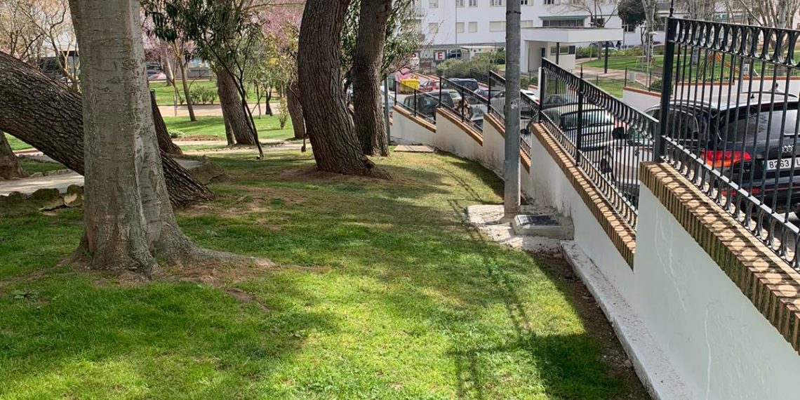 El Ayuntamiento cambia los puntos de iluminación de los parques del barrio de San Rafael para aumentar el espacio de tránsito del acerado