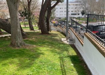 El Ayuntamiento cambia los puntos de iluminación de los parques del barrio de San Rafael para aumentar el espacio de tránsito del acerado