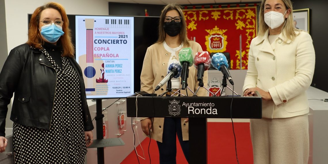 El Ayuntamiento retoma la actividad cultural en el teatro municipal con un concierto de copla para los mayores y un espectáculo infantil