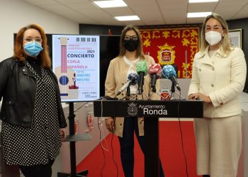 El Ayuntamiento retoma la actividad cultural en el teatro municipal con un concierto de copla para los mayores y un espectáculo infantil