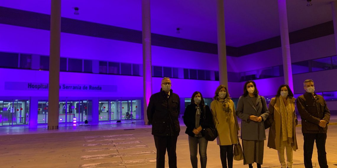 La iluminación del Hospital de la Serranía pone el broche a la conmemoración del 8M en Ronda