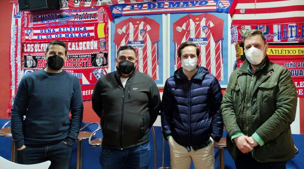 El delegado de Participación Ciudadana mantiene un encuentro con responsables de la peña rondeña del Atlético de Madrid