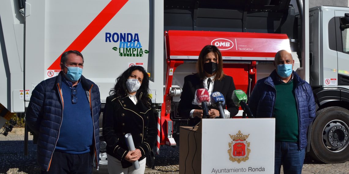 Soliarsa presenta un nuevo camión contenedor de carga lateral y 200 nuevos contenedores que mejorarán el depósito de residuos y el servicio de recogida