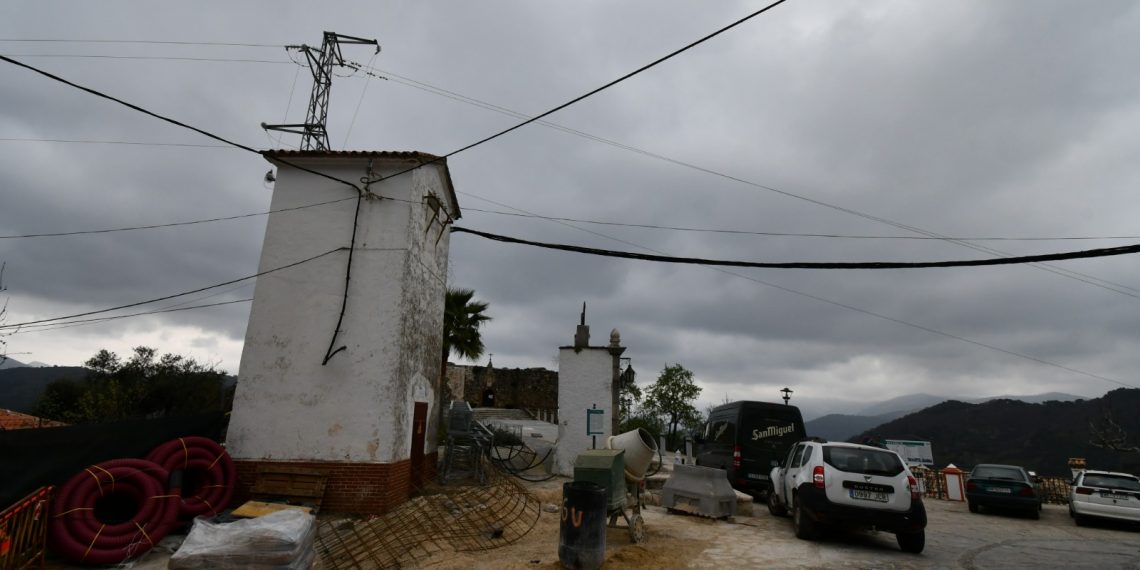 Benadalid comienza los trabajos para soterrar el cableado aéreo