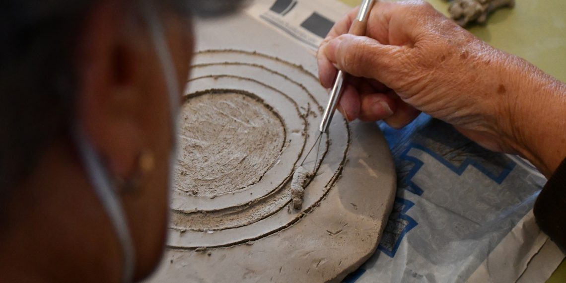 JUBRIQUE ACOGIÓ UN TALLER PARA CREAR UN MANDALA CERÁMICO COLECTIVO