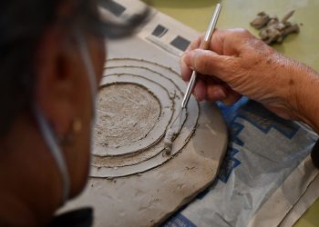 JUBRIQUE ACOGIÓ UN TALLER PARA CREAR UN MANDALA CERÁMICO COLECTIVO