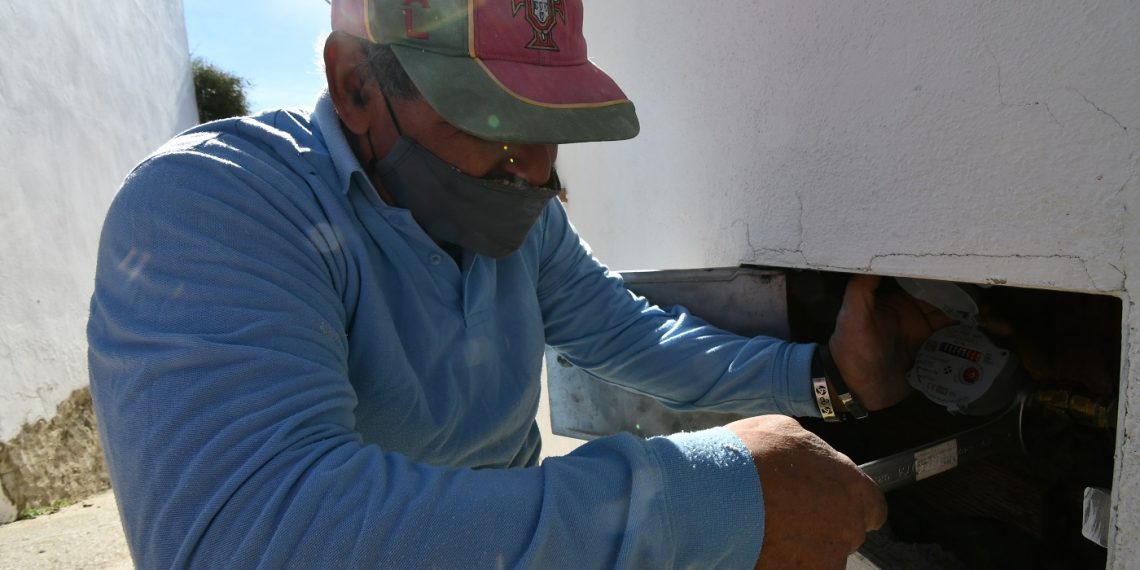 Jubrique sustituye los contadores de agua del municipio