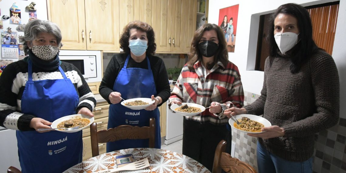 Vecinas de Algatocín elabora potaje de hinojos para recordar la tradicional ‘Hinojá’