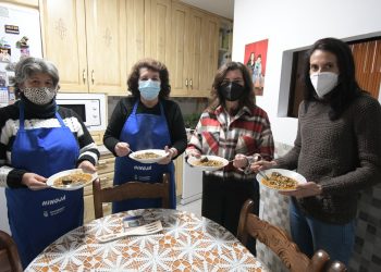 Vecinas de Algatocín elabora potaje de hinojos para recordar la tradicional ‘Hinojá’