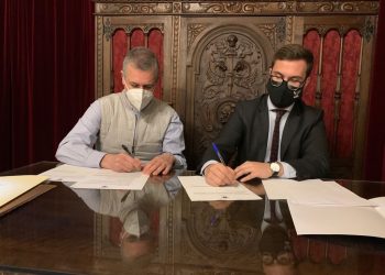 Turismo de Ronda firma un acuerdo con el Obispado de Málaga para incluir en el bono turístico la entrada a la Iglesia de Santa María