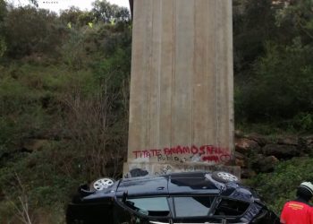 Intervención del CPB tras precipitarse un vehículo en el puente de La Ventilla