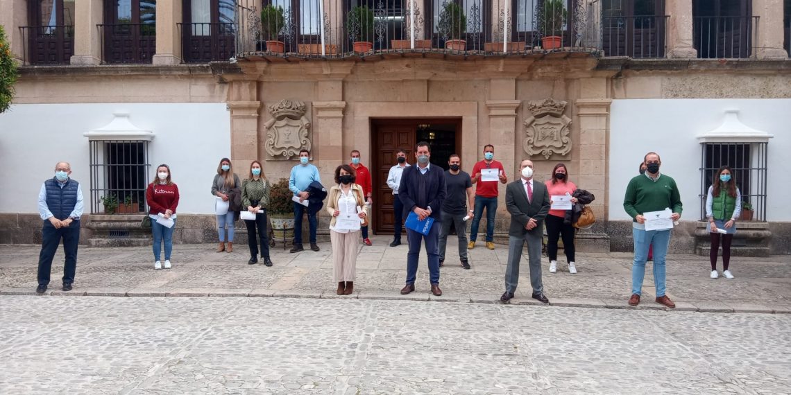 Comercio entrega los premios del concurso de escaparates de Semana Santa