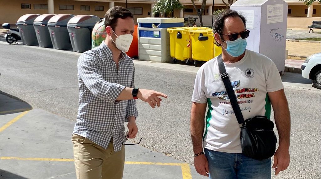 El delegado de Participación Ciudadana se reúne con vecinos de la barriada del Olivar de las Monjas