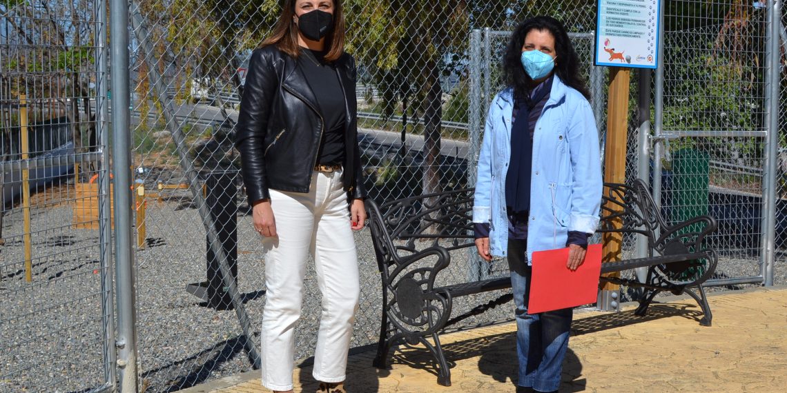 El Ayuntamiento finaliza las obras de puesta en valor de una nueva zona de esparcimiento y un parque canino en la barriada de la Dehesa