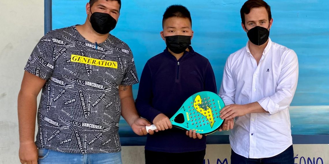 El delegado de Participación Ciudadana participa en la entrega de premios del torneo de ping pong organizado en la barriada de El Fuerte