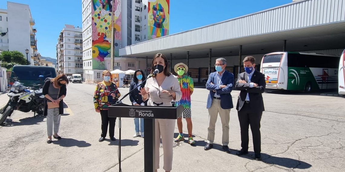 El Ayuntamiento y la Diputación presentan los nuevos murales de arte urbano que el artista Okuda está creando en Ronda