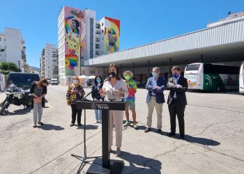 El Ayuntamiento y la Diputación presentan los nuevos murales de arte urbano que el artista Okuda está creando en Ronda
