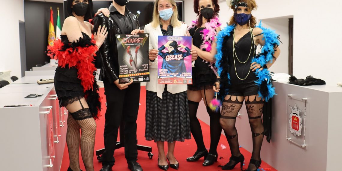 La delegación de Cultura y ‘Entre Bambalinas’ presentan la puesta en escena de los musicales ‘Cabaret’ y ‘Grease’ en el teatro municipal