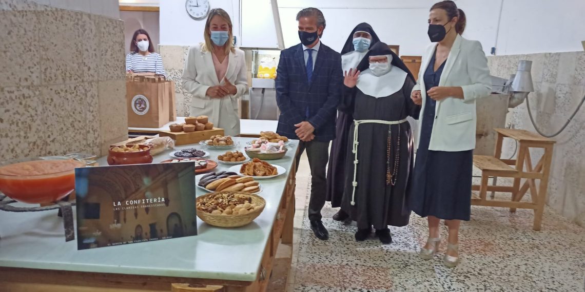 El Ayuntamiento y la Diputación presentan un libro que recoge las recetas de repostería artesanal que elaboran las hermanas Franciscanas de Ronda