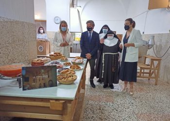 El Ayuntamiento y la Diputación presentan un libro que recoge las recetas de repostería artesanal que elaboran las hermanas Franciscanas de Ronda