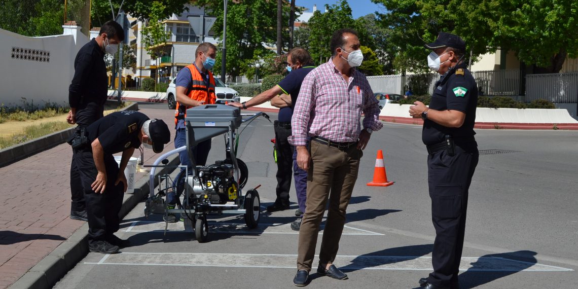El Ayuntamiento adquiere una máquina que reforzará y aumentará la labor de repintado de las marcas viales de la ciudad