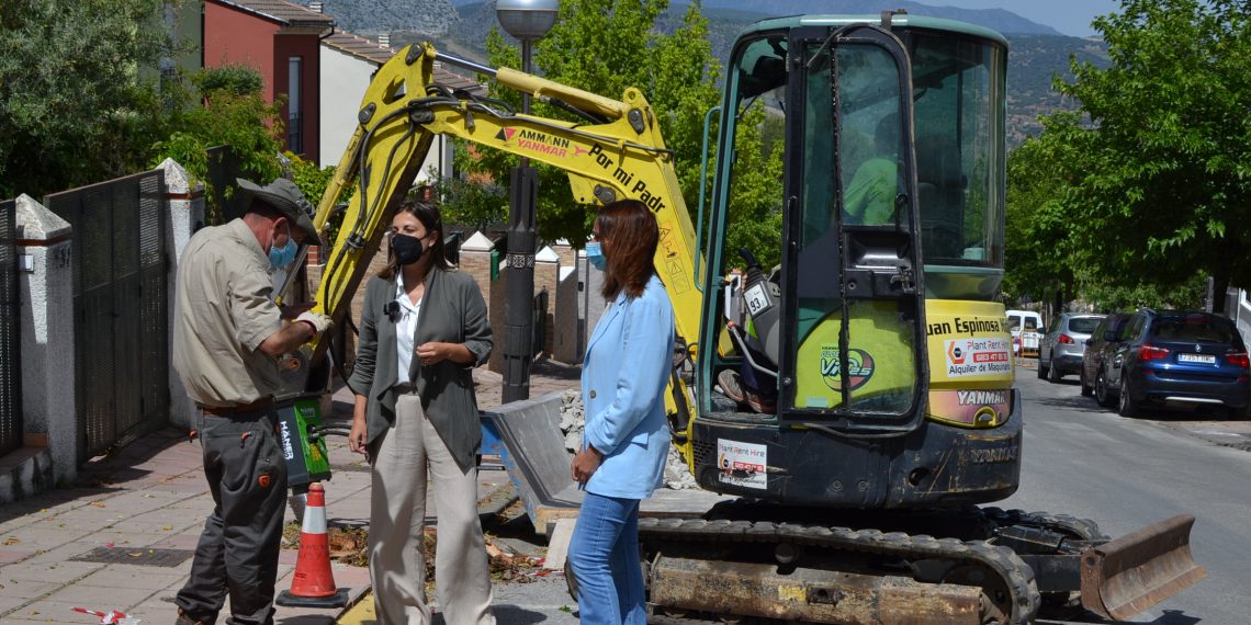 El Ayuntamiento invierte 7.000 euros en mejorar las aceras de la urbanización de La Torrecilla