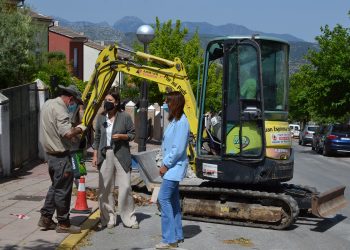 El Ayuntamiento invierte 7.000 euros en mejorar las aceras de la urbanización de La Torrecilla