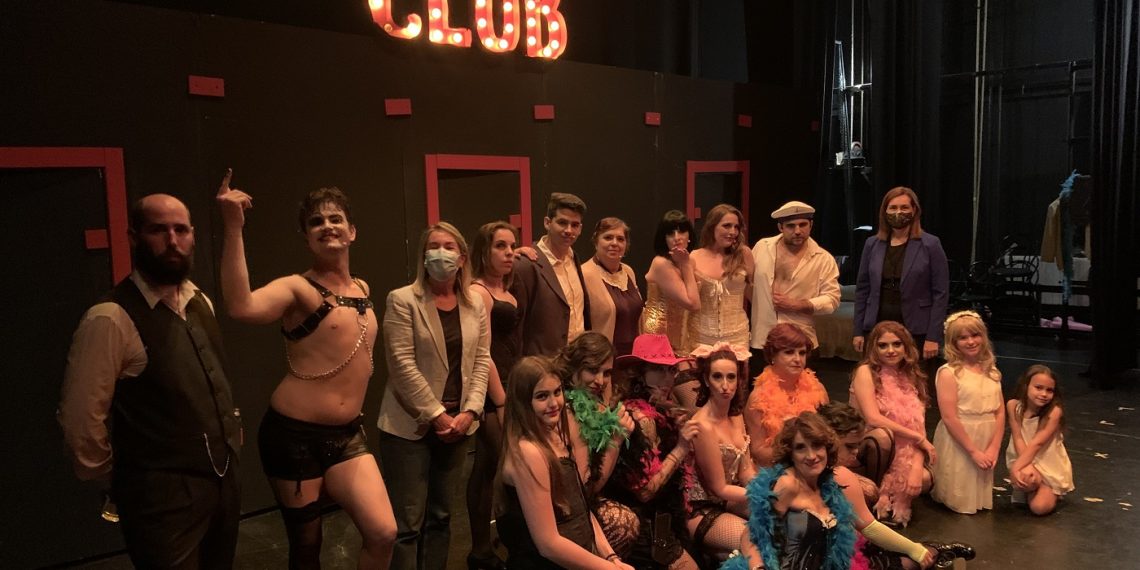 El público llena las dos sesiones del musical ‘Cabaret’ que se ha representado este fin de semana en el teatro municipal
