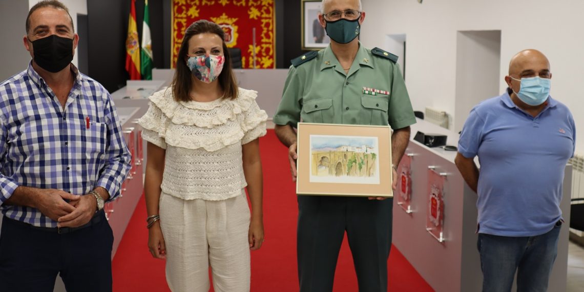 La alcaldesa despide al comandante Francisco J. Ciudad que deja la comandancia de la Guardia Civil de Ronda tras cuatro años