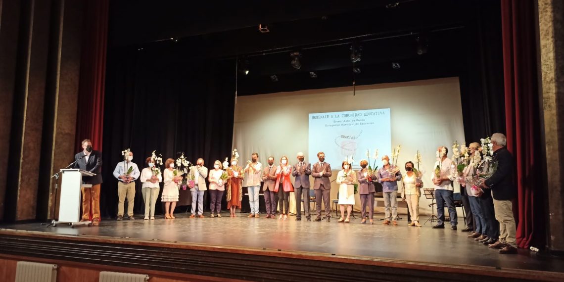 El Ayuntamiento de Ronda realiza un homenaje a la comunidad educativa