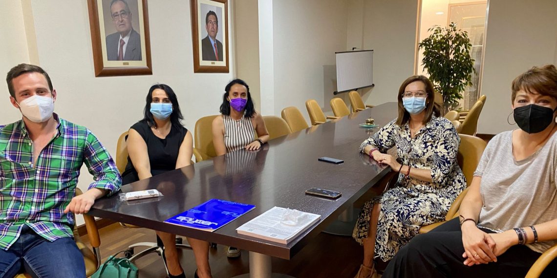 El Ayuntamiento mantiene una reunión con la nueva junta directiva de la asociación rondeña ‘RondaFem’