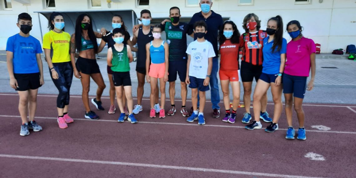 El delegado de Deportes felicita a los atletas rondeños que han participado en el Campeonato de Atletismo Máster con grandes resultados