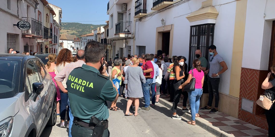 Vecinos de Arriate se concentran para impedir el desahucio de una mujer de 84 años