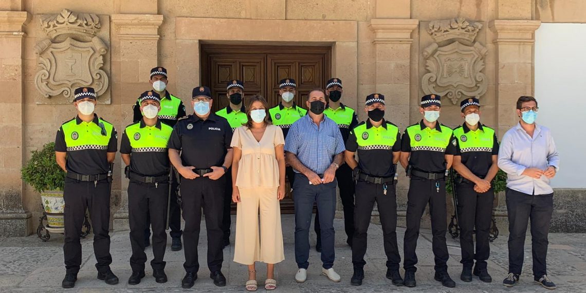 La alcaldesa recibe a los nueve policías locales que inician su período de prácticas antes de incorporarse a la plantilla
