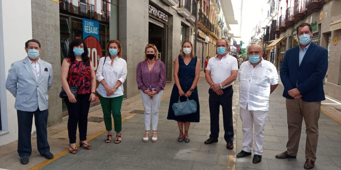 El delegado de Comercio visita, junto a la directora general y la delegada territorial de la Junta, el Centro Comercial Abierto de Ronda