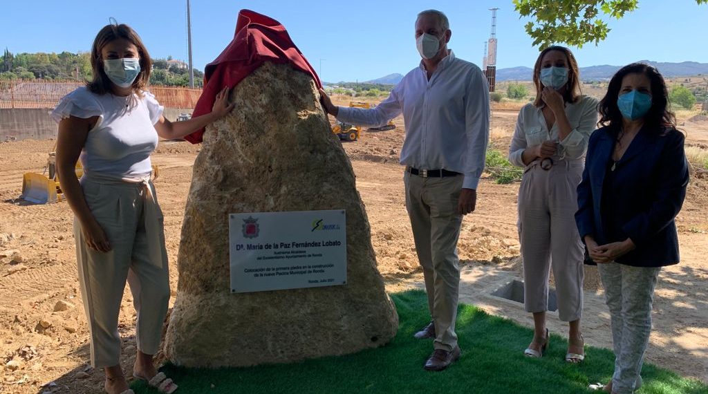 El Ayuntamiento coloca la primera piedra e inicia los trabajos de construcción de la nueva piscina municipal de Ronda