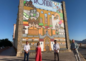El Ayuntamiento presenta un nuevo mural de arte urbano situado a la entrada de Ronda por la carretera de Sevilla obra de Víctor Fernández