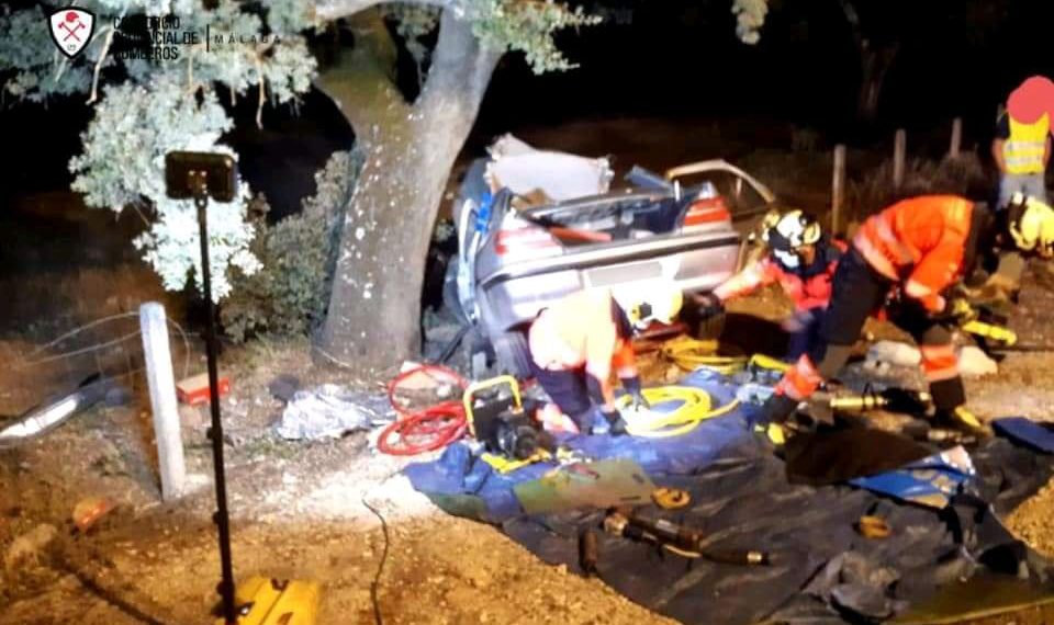 Bomberos rescatan a un hombre tras sufrir accidente de tráfico en la carretera Ronda-Ardales